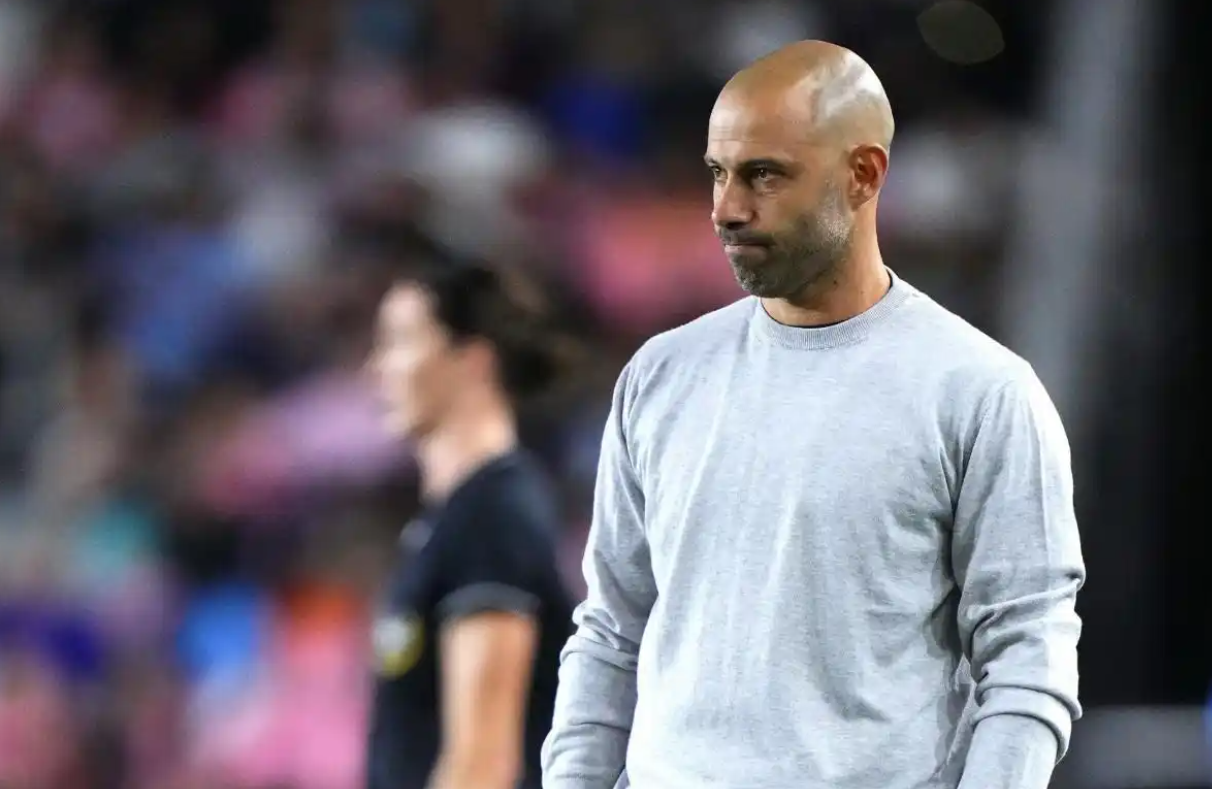 实力强劲球队犯错频频，反思成败之道