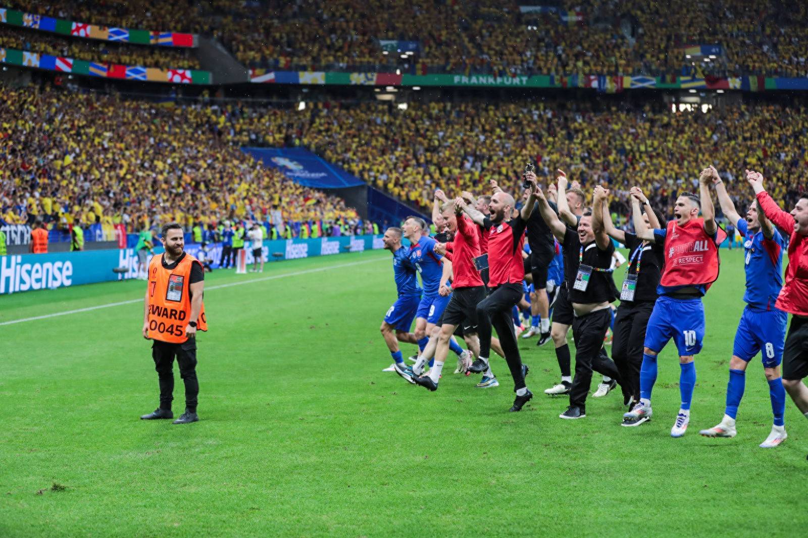 关于斯洛伐克负于乌克兰无缘晋级欧洲杯八强,梅西发威的信息 关于斯洛伐克负于乌克兰无缘晋级欧洲杯八强,梅西发威的信息