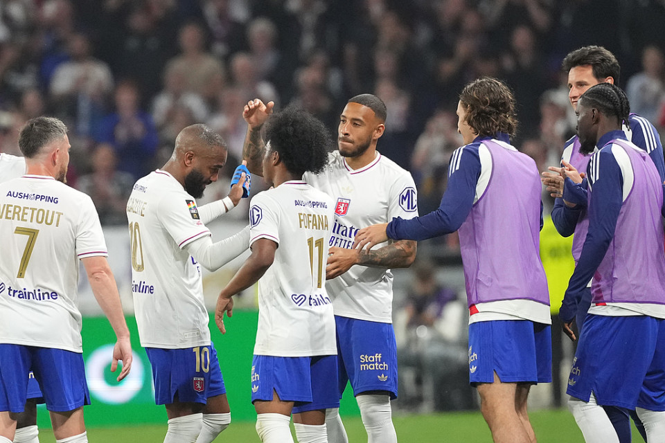 包含里昂连胜，法甲争冠形势一片大好的词条