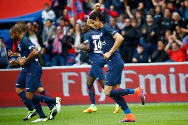 波尔多俱乐部球迷团队举办庆祝活动,声援球队 波尔多俱乐部球迷团队举办庆祝活动,声援球队