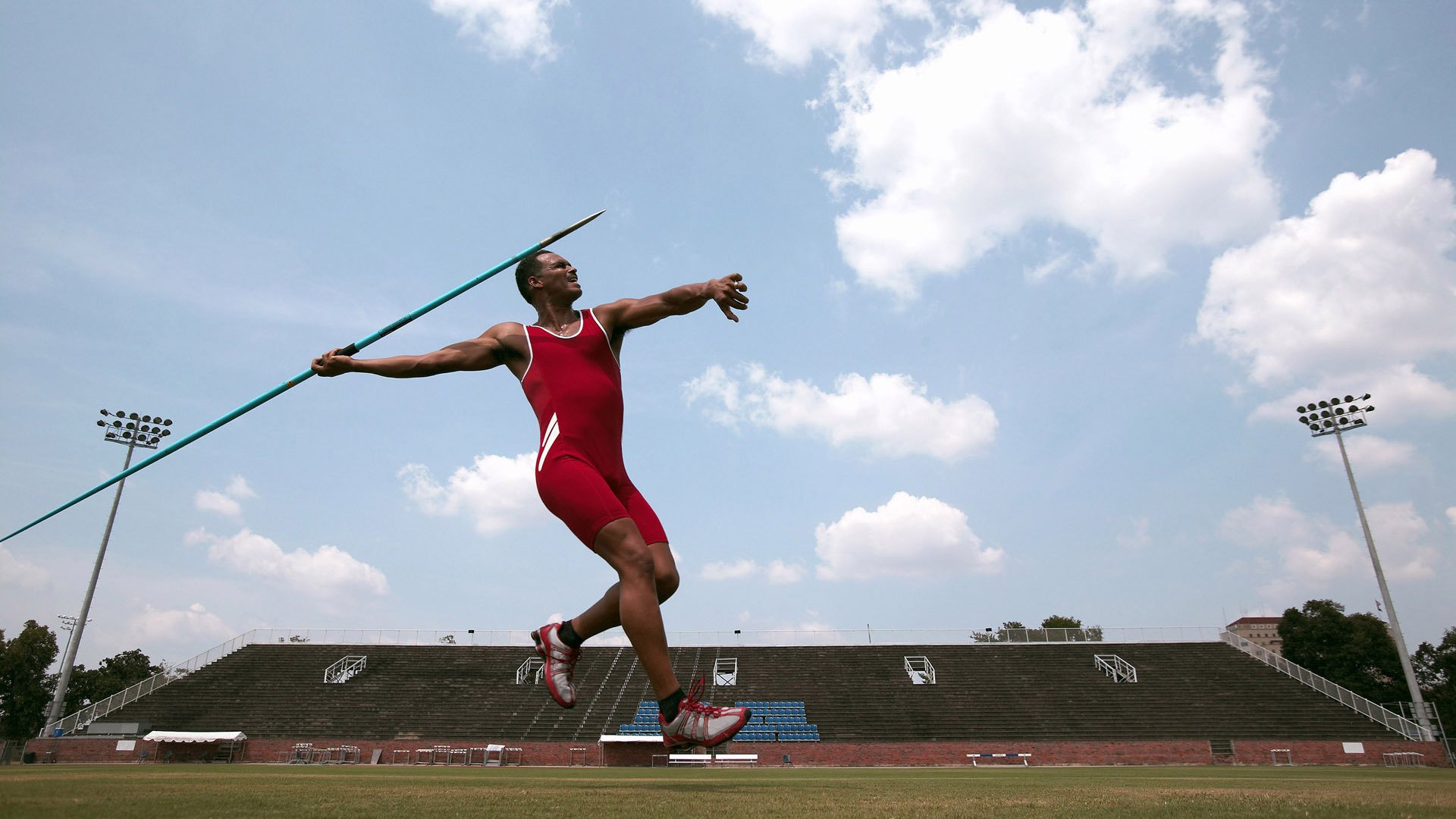 赛道上的绝杀，当克莱在F1揭幕战接管比赛，马刺与开拓者的血拼已成传奇回声